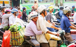 Người phụ nữ lấm lem dựa lưng chồng ngủ giữa giờ tan tầm khiến bao người xúc động