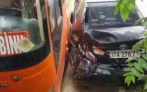 Xế hộp tiền tỷ vỡ nát khi bị xe khách tông văng hàng chục mét trên quốc lộ
