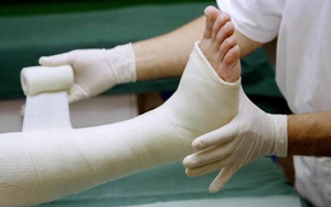 Mảng tường trường học đè gãy 2 chân nữ sinh lớp 9