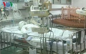 Cha hút thuốc làm nổ bình gas, con gái bỏng nặng