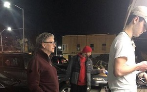 Bức ảnh tỷ phú Bill Gates đứng xếp hàng tại quán ăn chờ đến lượt gây bão mạng xã hội