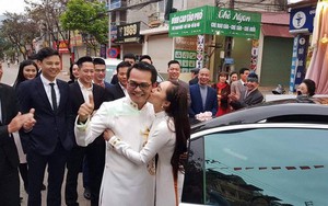 Bà xã kém 19 tuổi tình tứ hôn NSND Trung Hiếu trong lễ rước dâu tổ chức ở Sơn La