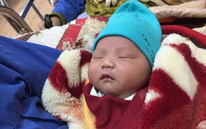 Bé trai nặng 3,6kg chào đời trên taxi đúng thời khắc Giao thừa ở Hà Nam