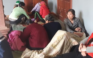 Người thân khóc ngất bên thi thể bé 3 tuổi bị xe ben cán tử vong trên đường làng
