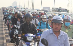 Ùn tắc kinh hoàng trên cầu Sài Gòn, hàng nghìn người chen chúc trong nắng nóng ngày cận Tết