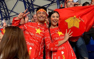 Không khí trận Việt Nam - Nhật Bản tại Dubai: Hoa hậu Ngọc Hân, MC Phan Anh gây chú ý