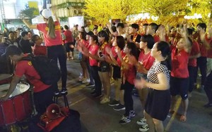 Người Sài Gòn nhảy múa, reo hò, cảm ơn những 'chiến binh' tuyển Việt Nam