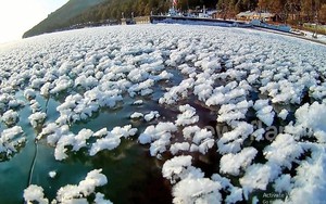 Phát 'sốt' với clip đi trên mặt hồ nước sâu nhất Trái Đất khi đóng băng