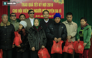 Trao tặng quà Tết tận tay người mù nghèo 3 huyện ngoại thành Hà Nội