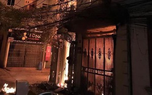 Hà Nội: Căn nhà 4 tầng cháy dữ dội lúc rạng sáng, nam thanh niên nhảy từ tầng 2 xuống đất