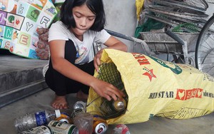 Nữ sinh nghèo đứng cả giờ chờ người đánh rơi túi tiền để trả lại
