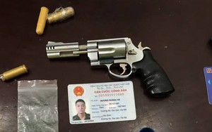 Thanh niên không đội mũ bảo hiểm bị CSGT bắt phát hiện mang theo dao, súng