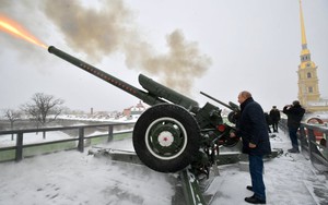 24h qua ảnh: Tổng thống Nga Putin bắn đại bác trên pháo đài cổ