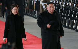 Tại sao nhà lãnh đạo Triều Tiên Kim Jong-un mặc áo khoác đen, đội mũ đen khi đến Bắc Kinh?