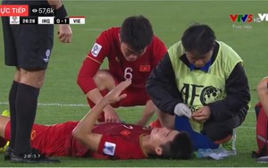 Xúc động hình ảnh Xuân Trường đổ nước rửa máu dính trên bàn tay Duy Mạnh