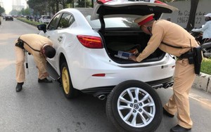 2 chiến sĩ CSGT giải cứu nữ tài xế bị xịt lốp ô tô giữa đường khiến dân mạng nhấn like nhiệt tình