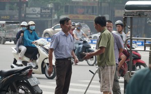 Phe vé ráo riết chèo kéo thương binh bán lại vé trận Việt Nam - Malaysia giá 1,5 triệu đồng/vé