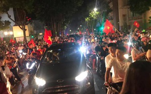 23h45 đường phố vẫn tắc nghẽn vì CĐV ăn mừng sau chiến thắng tuyển Việt Nam