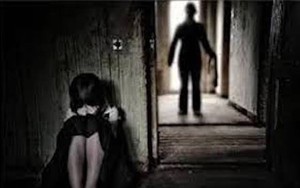 Bắt tạm giam ông nội "hờ" U80 nhiều lần xâm hại tình dục bé gái