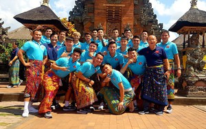 Hạ xong Indonesia, thầy Park khiến fan bật cười với trang phục "lạ" khi tham quan đảo Bali