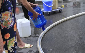 Cư dân chung cư HH Linh Đàm đổ bỏ nước cấp miễn phí vì có mùi tanh