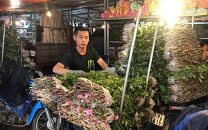 Dân buôn chợ Quảng An mỏi tay đếm tiền nhờ hoa hồng tăng giá ngày 20/10
