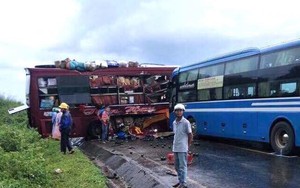 Hai xe khách tông nhau, 7 người bị thương, đường Hồ Chí Minh tê liệt