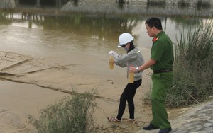 Phát hiện nhà máy nước xả bùn thải phủ kín mặt hồ điều hòa ở Nghệ An