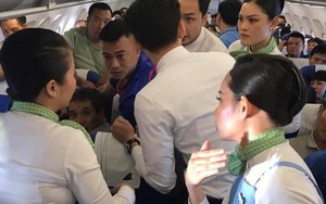 Nhét tay vào miệng cứu hành khách co giật trên máy bay là sơ cứu sai, gây nguy hiểm cho cả 2