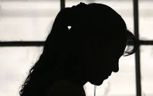 Nam bảo vệ tố nguyên Chánh VP Huyện ủy nhắn "em có nhớ anh không" cho vợ mình, còn gặp ở phòng lúc sáng sớm