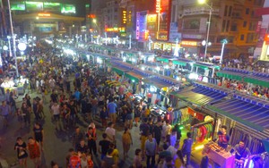 Hàng vạn người chen chân dạo phố đêm đầu tiên tại Nghệ An, rác ngập ngụa trên đường sau ít giờ