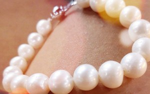 Vừa mua chiếc vòng, chưa ra khỏi cửa hàng đã thấy nhân viên thì thầm to nhỏ, người phụ nữ phát hiện mình đã bị lừa