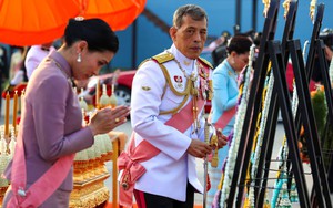 Quốc vương Thái Lan sa thải tiếp cận vệ vì "hành vi sai trái cực kỳ tồi tệ" và "ngoại tình"
