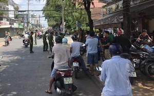 Cô gái đi ô tô, dừng xe xuống cướp tệp tiền của người phụ nữ đang đứng đếm bên đường
