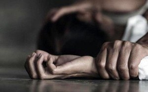 Vờ sang nhà thắp nhang cho người đã khuất, nhiều lần hiếp dâm con gái người tình