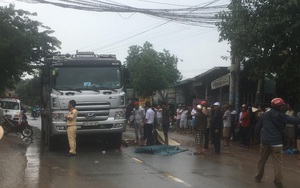 Xe ben chở cát cán chết người phụ nữ đang băng qua đường trong cơn mưa