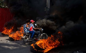 24h qua ảnh: Người biểu tình lái môtô xuyên qua "rào chắn lửa" từ lốp xe