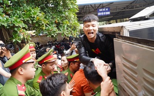 Sau khi lĩnh án, Khá bảnh xin "ôm mẹ một cái" rồi chào người thân