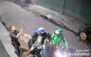 Thanh niên bị dí dao vào cổ cướp xe máy Vespa táo tợn ở Sài Gòn