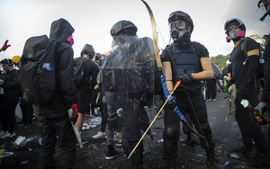 Hồng Kông hóa chiến địa: Người biểu tình cấm đường, phục kích, trường học thành trại tập huấn bắn cung, ném bom