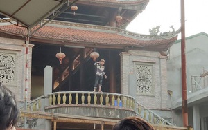 Hà Nội: Gã thanh niên cầm dao múa trên ban công chùa rồi tự chặt ngón tay