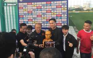 Trước ngày đấu Thái Lan, thầy Park xúc động mạnh khi nhận món quà bất ngờ từ CĐV Việt Nam