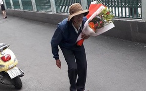Cảm động hình ảnh người ông lưng còng, ôm hoa đến chúc mừng cháu tốt nghiệp đại học