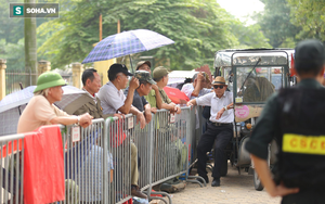 Thương binh xếp hàng sớm 10 tiếng trước cổng VFF để mua vé trận Việt Nam vs Thái Lan