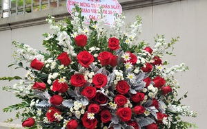 Quà tặng 20/11: Tranh ân sư mạ vàng 3 triệu đồng gây "sốt", hoa ngoại đắt đỏ vẫn "sính"