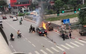 Sau cú va chạm với xe máy, Mercedes GLC 250 bốc cháy dữ dội trên phố Hà Nội
