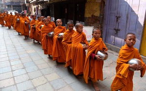 24h qua ảnh: Các chú tiểu đi khất thực trên đường phố ở Nepal