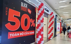 Chưa đến Black Friday, phố thời trang Hà Nội đỏ rực biển hiệu siêu giảm giá