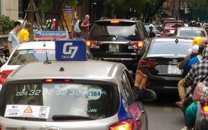 Đôi chân xấu xí thò ra từ cửa xe taxi trên phố Hà Nội khiến nhiều người tránh xa