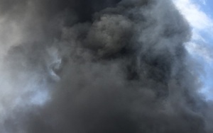 Đang cháy lớn công ty rộng hàng nghìn m2, khói đen bốc cao nghi ngút trong KCN Vsip II